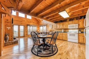 Fridge, microwave, oven, stovetop - Cozy Log Cabin, Sleeps 4, Amazing Mtn Vista, Hot Tub (Pigeon Forge)