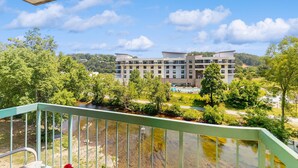 Un hotel dal design moderno, con area piscina e vegetazione lussureggiante.