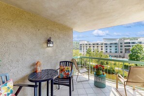 Outdoor dining - Delightful Condo, Sleeps 6, Shared Pool, Picnic Area (Pigeon Forge)