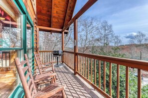 Property grounds - Luxe Cabin, Sleeps 4, Mtn views, Hot Tub, Shared Pool (Pigeon Forge)