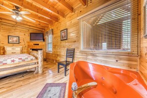 1 bedroom, iron/ironing board, WiFi, bed sheets - Luxe Cabin, Sleeps 4, Mtn views, Hot Tub, Shared Pool (Pigeon Forge)