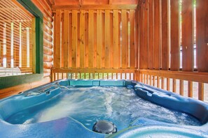 Outdoor spa tub - Luxe Cabin, Sleeps 4, Mtn views, Hot Tub, Shared Pool (Pigeon Forge)