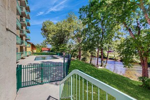 Property grounds - Charming Condo, River Views, Sleep 6, Fireplace, Pool (Pigeon Forge)