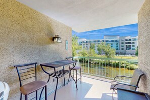Outdoor dining - Charming Condo, River Views, Sleep 6, Fireplace, Pool (Pigeon Forge)