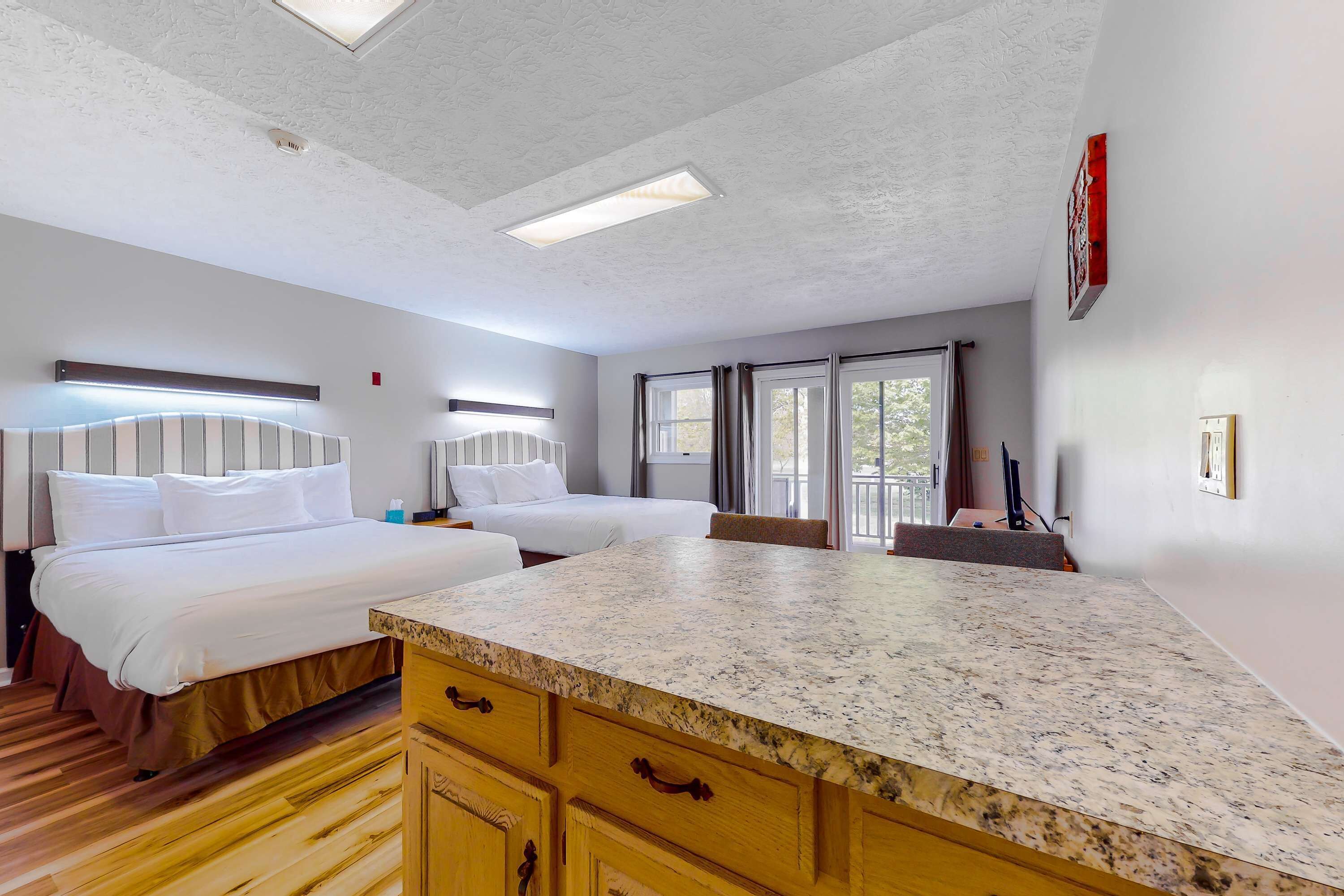 Tabla de planchar con plancha, wifi y ropa de cama 