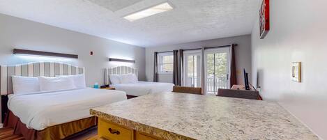 Tabla de planchar con plancha, wifi y ropa de cama