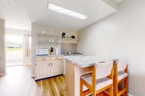Kühlschrank, Mikrowelle, Herdplatte, Wasserkocher mit Kaffee-/Teezubehör