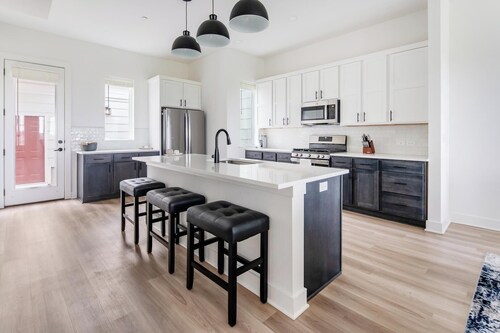 Landing | Amazing 2BD in Lee's Summit