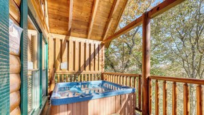 Une terrasse en bois avec un jacuzzi et un banc en bois.