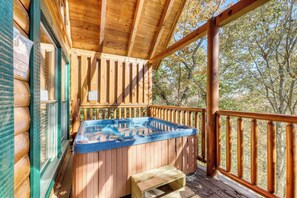 Outdoor spa tub - Charming Log Cabin, Sleeps 6, Hot Tub, Pool Table (Pigeon Forge)