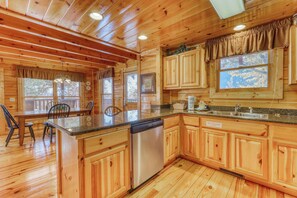 Fridge, microwave, oven, stovetop - Charming Log Cabin, Sleeps 6, Hot Tub, Pool Table (Pigeon Forge)