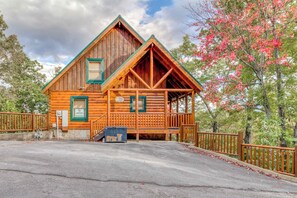 Exterior - Charming Log Cabin, Sleeps 6, Hot Tub, Pool Table (Pigeon Forge)