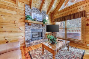 TV, fireplace, DVD player, offices - Charming Log Cabin, Sleeps 6, Hot Tub, Pool Table (Pigeon Forge)