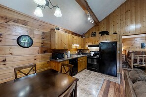 Fridge, microwave, oven, stovetop - Charming Log Cabin N Bears Creek, Sleeps 4 (Pigeon Forge)