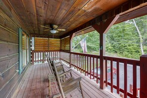Terrace/patio - Charming Log Cabin N Bears Creek, Sleeps 4 (Pigeon Forge)