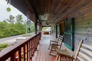 Property grounds - Charming Log Cabin N Bears Creek, Sleeps 4 (Pigeon Forge)
