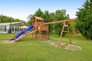 Children’s area - Fun Near Downtown Escape・Pool Access・Games・Hot tub (Pigeon Forge)