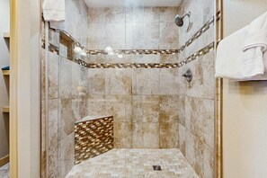 Shower, towels, shampoo - Fun Near Downtown Escape・Pool Access・Games・Hot tub (Pigeon Forge)