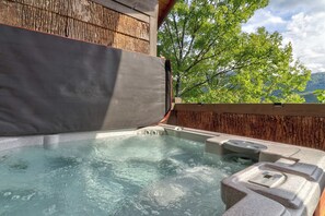 Outdoor spa tub - Inviting Cabin, Sleeps 4, Hot Tub, Covered Deck (Sevierville)