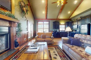 Televisión, chimenea, reproductor de DVD y oficina 