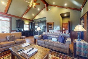 Televisión, chimenea, reproductor de DVD y oficina 