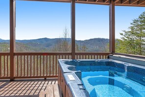 Outdoor spa tub - Mountain Cabin 4mi to Dollywood・Pool Table・Hot Tub (Sevierville)
