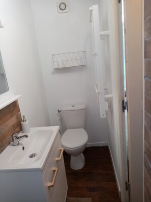 Bruser, hårtørrer, håndklæder, Sæbe