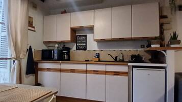 Fridge, microwave, stovetop, coffee/tea maker