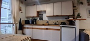 ثلاجة، ميكروويف، موقد طهي مسطح، ماكينة لصنع القهوة/الشاي