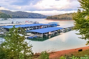 A marina with docked boats and a blue-roofed building. - Norris Lake Getaway, Sleep 10・Views・Deck・Boat Slip (Andersonville)