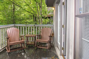 Terrace/patio - Charming Cabin, Sleeps 4, Hot Tub, Seasonal Pool (Pigeon Forge)