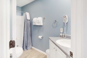 Shower, towels - Charming Cabin, Sleeps 4, Hot Tub, Seasonal Pool (Pigeon Forge)