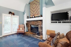 TV, fireplace, DVD player - Charming Cabin, Sleeps 4, Hot Tub, Seasonal Pool (Pigeon Forge)