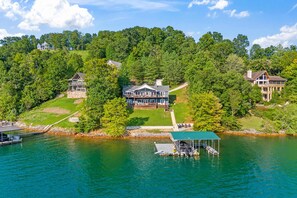 Exterior - Lakefront Escape, Sleep 12・Dock・Hot Tub・Pool・Grill (LaFollette)