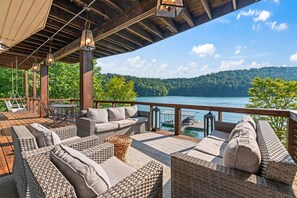 Terrace/patio - Lakefront Escape, Sleep 12・Dock・Hot Tub・Pool・Grill (LaFollette)
