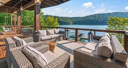 Lakefront Escape, Sleep 12, Dock, Hot Tub, Pool, Grill