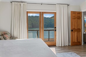 Iron/ironing board, WiFi, bed sheets - Lakefront Escape, Sleep 12・Dock・Hot Tub・Pool・Grill (LaFollette)