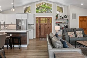 Interior - Lakefront Escape, Sleep 12・Dock・Hot Tub・Pool・Grill (LaFollette)