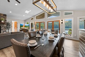 Dining - Lakefront Escape, Sleep 12・Dock・Hot Tub・Pool・Grill (LaFollette)