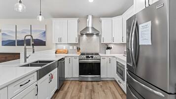 Refrigerador, microondas, horno y parrilla de estufa