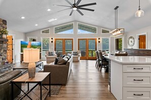 Interior - Lakefront Escape, Sleep 12・Dock・Hot Tub・Pool・Grill (LaFollette)