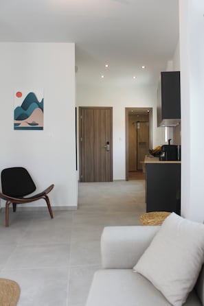 Junior Suite with Balcony | Mörkläggningsgardiner, ljudisolering och strykjärn/strykbräda