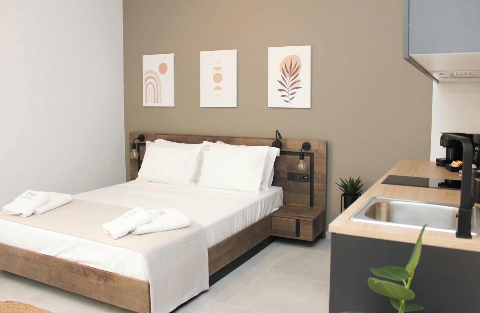 King Room with Balcony | Blackout drapes, soundproofing, iron/ironing board, free WiFi