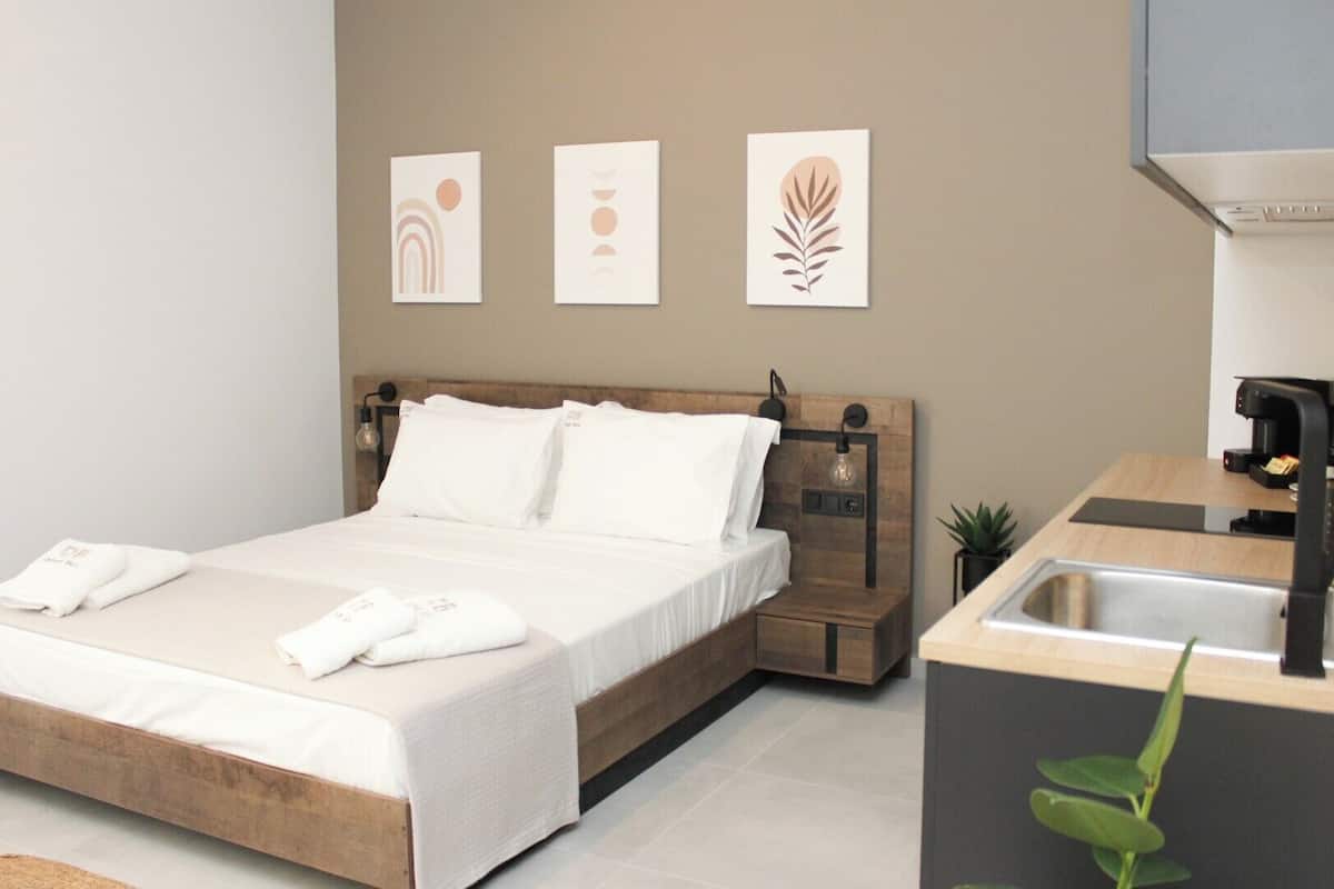 King Room with Balcony | Blackout drapes, soundproofing, iron/ironing board (on request)