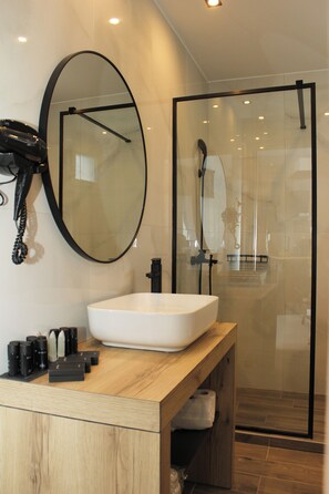 Suite junior | Baño | Zapatillas