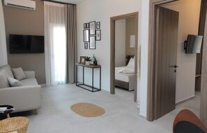 Junior Suite with Balcony | Mørklægningsgardiner, lydisolering, strygejern/strygebræt, gratis Wi-Fi