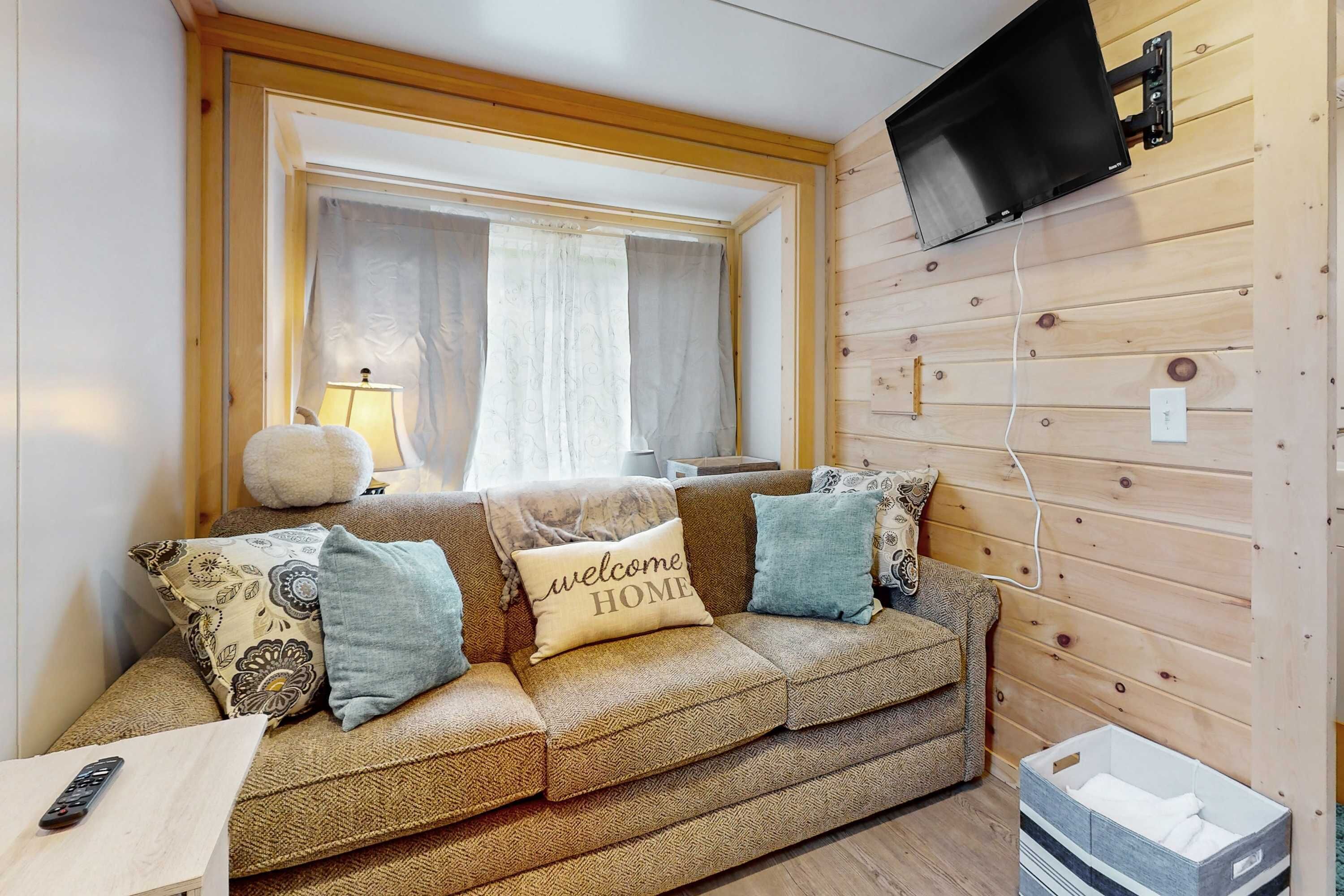 Una televisión, una oficina