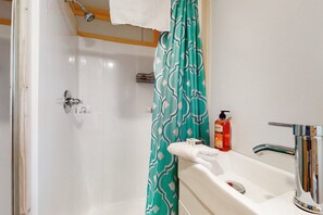 Shower, hair dryer, towels, shampoo - Charming Studio, Sleeps 2・Grill・Porch・Dog Welcome (Maynardville)