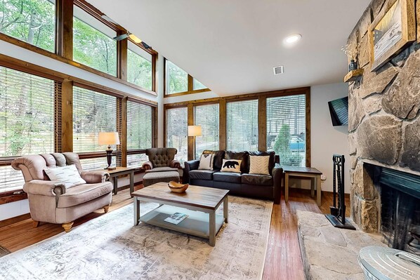 Una televisión, una chimenea, un futbolín, una oficina