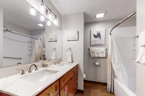 Shower, towels, shampoo - Serene Mountain Escape, Near Downtown・Pool Access (Gatlinburg)